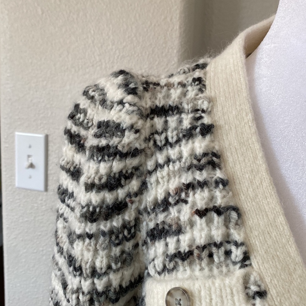 Express cardigan with pouf shoulder - Picture 3 of 6